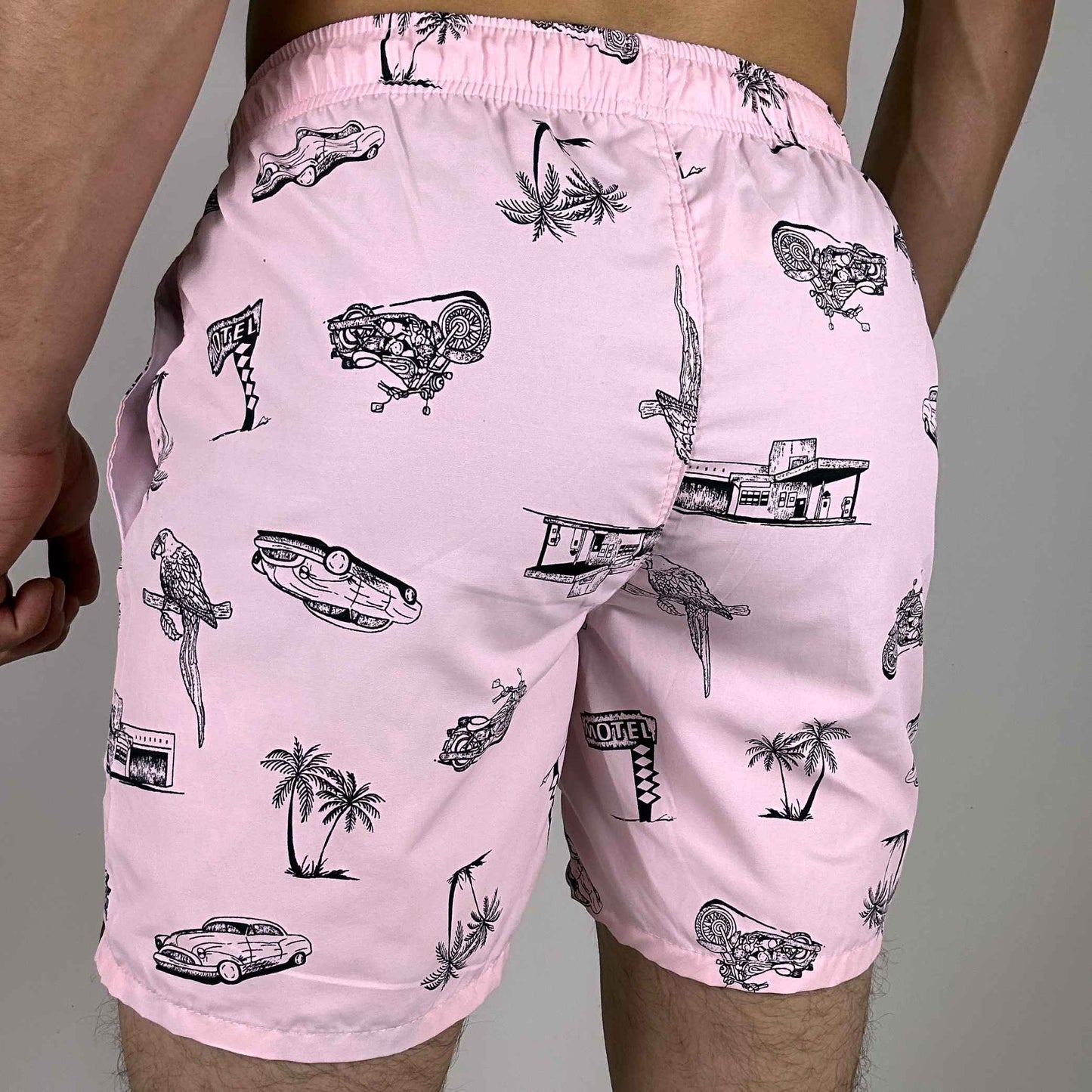 Pantaloneta de hombre estampado retro y playero en fondo rosa