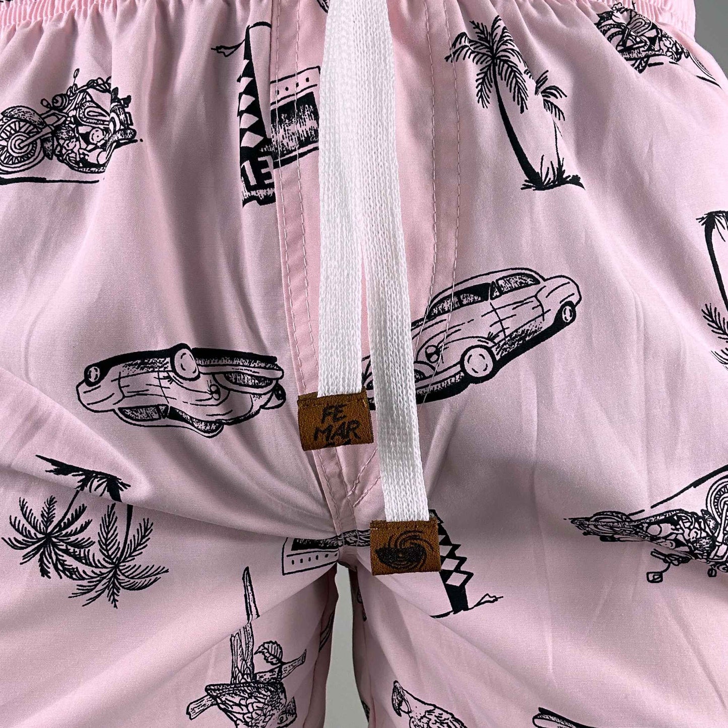 Pantaloneta de hombre estampado retro y playero en fondo rosa